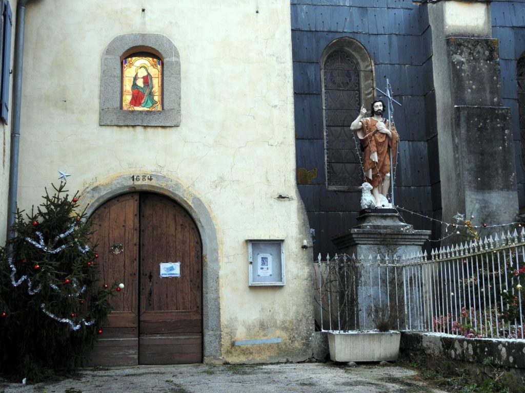 Statue de St Jean Baptiste et porche de l’église